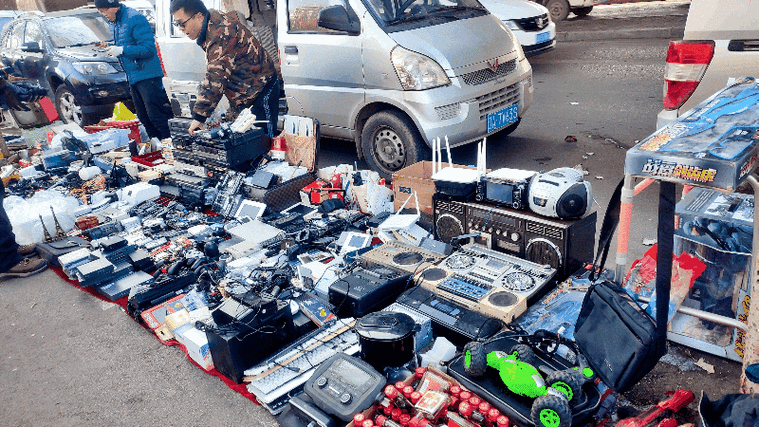 农村集市上的二手电子产品摊生意火爆最畅销商品却是它 智能科技 农村集市上的二手电子产品摊生意火爆最畅销商品却是它 农村集市上的二手电子产品摊生意火爆最畅销商品却是它 智能科技