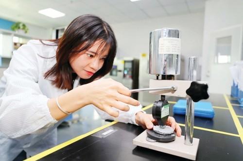 惠州这家企业两年申请12项专利 小“胶水”卖到60元1克 人工智能 惠州这家企业两年申请12项专利 小“胶水”卖到60元1克 惠州这家企业两年申请12项专利 小“胶水”卖到60元1克 人工智能