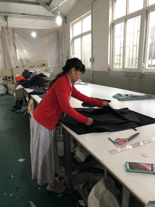看服装厂的小白第一天上班从看手机视频来理解机械 看服装厂的小白第一天上班从看手机视频来理解机械 互联通信