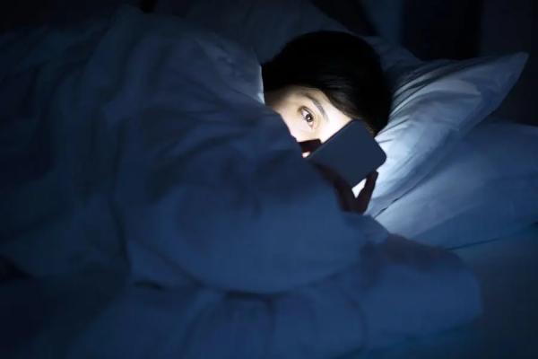 潜伏在电子产品中的蓝光为何被称为“睡眠杀手”? 智能科技 潜伏在电子产品中的蓝光为何被称为“睡眠杀手”? 潜伏在电子产品中的蓝光为何被称为“睡眠杀手”? 智能科技