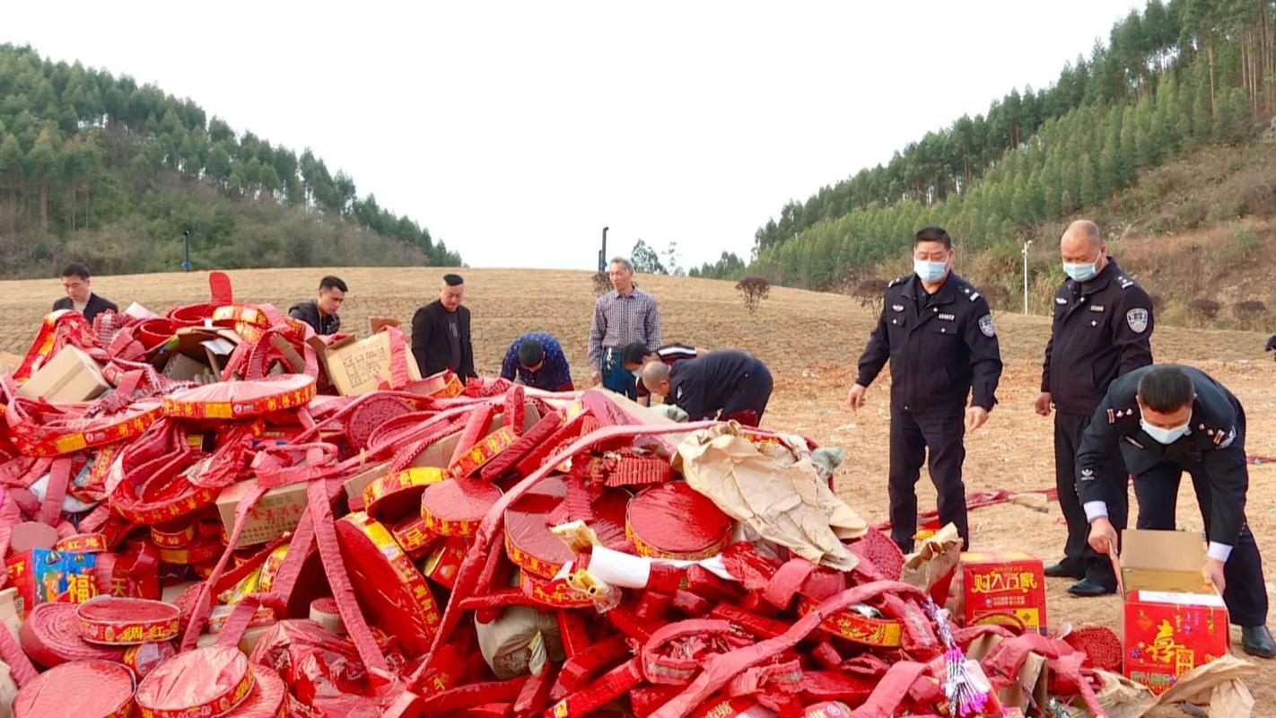 旅顺警方集中销毁2498件造孽烟花炮竹 智能科技 旅顺警方集中销毁2498件造孽烟花炮竹 旅顺警方集中销毁2498件造孽烟花炮竹 智能科技