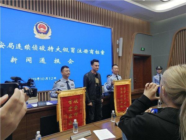 东莞城郊小工厂藏着一条连接多地犯罪链他们仿冒网红美牙仪造孽获利切切 人工智能 东莞城郊小工厂藏着一条连接多地犯罪链他们仿冒网红美牙仪造孽获利切切 东莞城郊小工厂藏着一条连接多地犯罪链他们仿冒网红美牙仪造孽获利切切 人工智能
