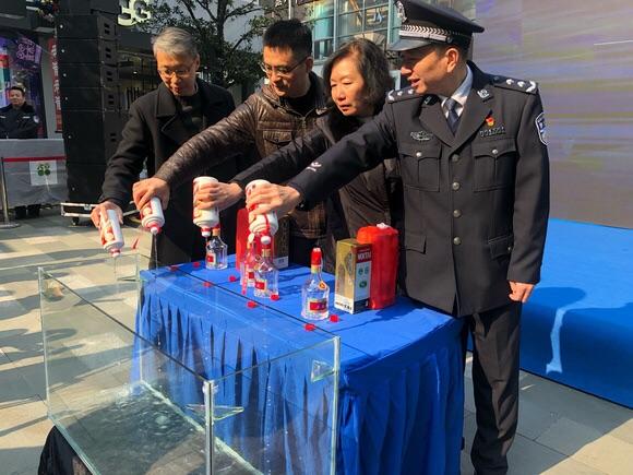 一批假装茅台、大年夜白兔奶糖被现场销毁!上海警方抓获700余名嫌疑人 智能家居 一批假装茅台、大年夜白兔奶糖被现场销毁!上海警方抓获700余名嫌疑人 一批假装茅台、大年夜白兔奶糖被现场销毁!上海警方抓获700余名嫌疑人 智能家居