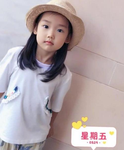 凤凰传奇玲花女儿罕露面10岁萌萌戴近视眼镜高高瘦瘦气场好强 人工智能 凤凰传奇玲花女儿罕露面10岁萌萌戴近视眼镜高高瘦瘦气场好强 凤凰传奇玲花女儿罕露面10岁萌萌戴近视眼镜高高瘦瘦气场好强 人工智能