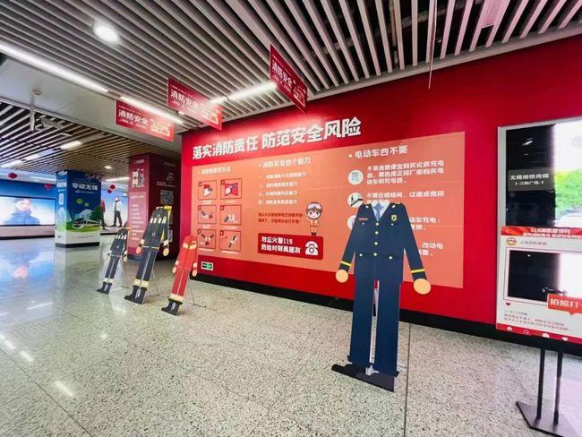 无锡地铁上线首台智能客服机械人 帮乘客节省排队时间5分钟 智能家居 无锡地铁上线首台智能客服机械人 帮乘客节省排队时间5分钟 无锡地铁上线首台智能客服机械人 帮乘客节省排队时间5分钟 智能家居