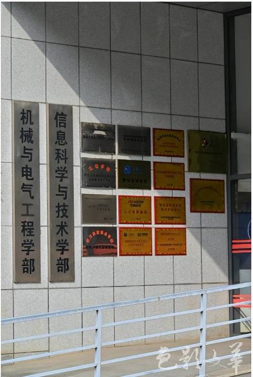 全市首推!徐汇这所高校添新“神器” 智能科技 全市首推!徐汇这所高校添新“神器” 全市首推!徐汇这所高校添新“神器” 智能科技