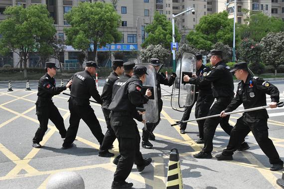 警银合力 安然护航:平易近生银行济南西城支行开展反恐防暴应急演习练习 智能家居 警银合力 安然护航:平易近生银行济南西城支行开展反恐防暴应急演习练习 警银合力 安然护航:平易近生银行济南西城支行开展反恐防暴应急演习练习 智能家居
