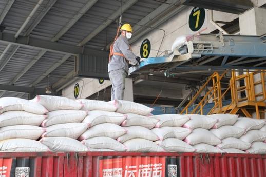 8000多吨豆粕紧急驰援湖北 当地养殖业缺粮危机获得缓解 智能科技 8000多吨豆粕紧急驰援湖北 当地养殖业缺粮危机获得缓解 8000多吨豆粕紧急驰援湖北 当地养殖业缺粮危机获得缓解 智能科技