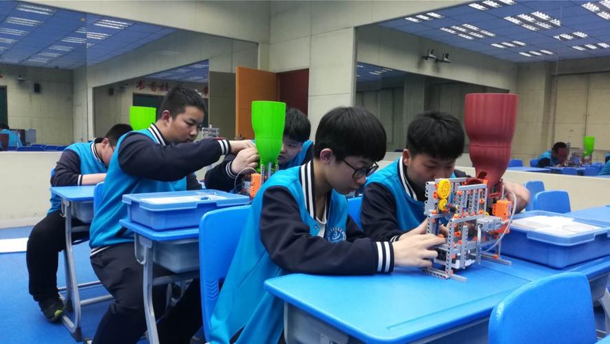 社团风姿|模拟机械人和智能寻轨器的实现东城中学趣味电子科技社团 人工智能 社团风姿|模拟机械人和智能寻轨器的实现东城中学趣味电子科技社团 社团风姿|模拟机械人和智能寻轨器的实现东城中学趣味电子科技社团 人工智能