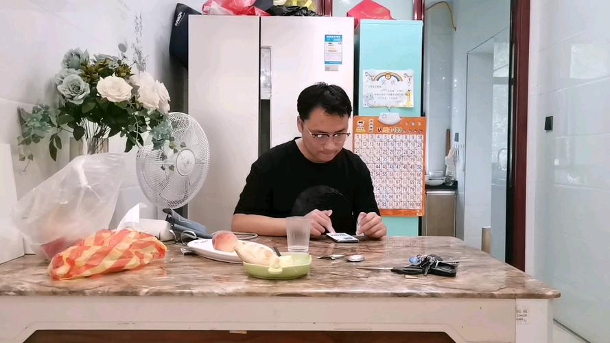 小舅子月薪2000却买下1万元的电子产品全家震撼 智能科技 小舅子月薪2000却买下1万元的电子产品全家震撼 小舅子月薪2000却买下1万元的电子产品全家震撼 智能科技
