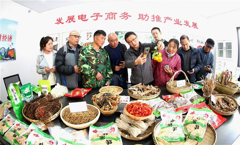 山东五莲:“电商+店商”助力穷苦户脱贫致富 智能家居 山东五莲:“电商+店商”助力穷苦户脱贫致富 山东五莲:“电商+店商”助力穷苦户脱贫致富 智能家居