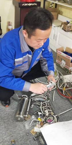 天天只安歇五六个小时!河南小伙研发出艾草淋浴设备背后的故事有点暖 互联通信 天天只安歇五六个小时!河南小伙研发出艾草淋浴设备背后的故事有点暖 天天只安歇五六个小时!河南小伙研发出艾草淋浴设备背后的故事有点暖 互联通信