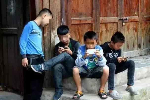 中国穷汉的孩子正在被手机废掉落 互联通信 中国穷汉的孩子正在被手机废掉落 中国穷汉的孩子正在被手机废掉落 互联通信