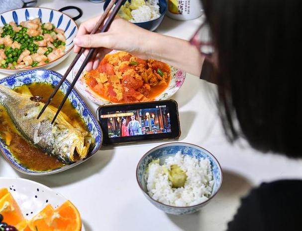 吃饭时刷视频“下饭”“电子榨菜”成为年轻人佐餐标配 互联通信 吃饭时刷视频“下饭”“电子榨菜”成为年轻人佐餐标配 吃饭时刷视频“下饭”“电子榨菜”成为年轻人佐餐标配 互联通信