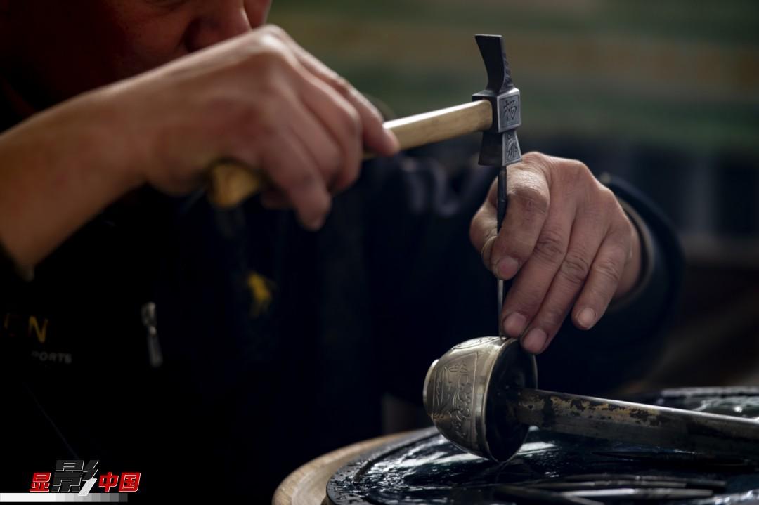 山西老银匠37年坚持手工制作银器:欲望培养更多手工艺人 互联通信 山西老银匠37年坚持手工制作银器:欲望培养更多手工艺人 山西老银匠37年坚持手工制作银器:欲望培养更多手工艺人 互联通信