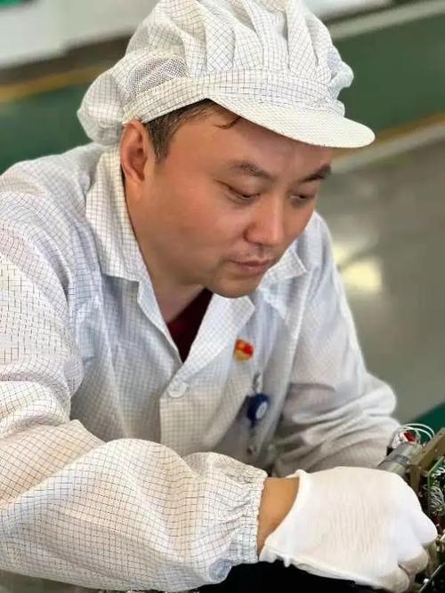 天津航空机电有限公司电力分厂装配班组组长李强:“海河工匠”心系蓝天 智能科技 天津航空机电有限公司电力分厂装配班组组长李强:“海河工匠”心系蓝天 天津航空机电有限公司电力分厂装配班组组长李强:“海河工匠”心系蓝天 智能科技