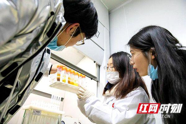 长沙“透明工厂”高校主播体验日 揭秘盐津铺子爆火的秘密 互联通信 长沙“透明工厂”高校主播体验日 揭秘盐津铺子爆火的秘密 长沙“透明工厂”高校主播体验日 揭秘盐津铺子爆火的秘密 互联通信