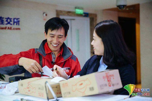 京东快递周全进级港澳快递做事喷鼻香港京东小哥:觉得团队像个大年夜家庭 互联通信 京东快递周全进级港澳快递做事喷鼻香港京东小哥:觉得团队像个大年夜家庭 京东快递周全进级港澳快递做事喷鼻香港京东小哥:觉得团队像个大年夜家庭 互联通信