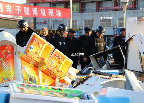武汉治安警方集中销毁打赌游戏机45台、打赌游戏机主板376块 互联通信 武汉治安警方集中销毁打赌游戏机45台、打赌游戏机主板376块 武汉治安警方集中销毁打赌游戏机45台、打赌游戏机主板376块 互联通信