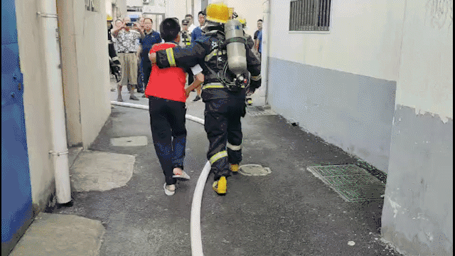 电器短路激发失火三位小同伙成功获救!堪称“教科书式逃生” 智能科技 电器短路激发失火三位小同伙成功获救!堪称“教科书式逃生” 电器短路激发失火三位小同伙成功获救!堪称“教科书式逃生” 智能科技