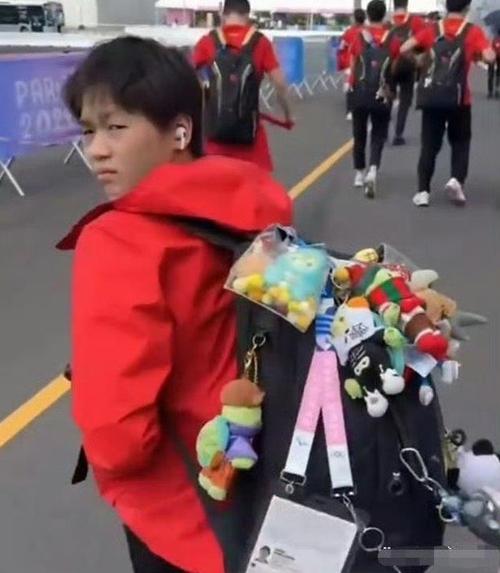 笑去世了 !全红婵被拍包上挂满公仔网友评“迪士尼公仔批发小全” 互联通信 笑去世了 !全红婵被拍包上挂满公仔网友评“迪士尼公仔批发小全” 笑去世了 !全红婵被拍包上挂满公仔网友评“迪士尼公仔批发小全” 互联通信
