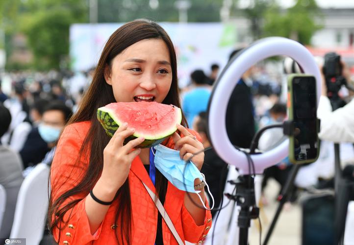 河北辛集:手机成“新农具”农民“网红”直播带货忙 智能家居 河北辛集:手机成“新农具”农民“网红”直播带货忙 河北辛集:手机成“新农具”农民“网红”直播带货忙 智能家居