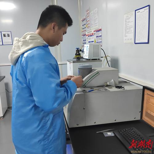 为中国“芯”供献青春力量!湖南高职学子自立研发国产芯片散热材料 智能家居 为中国“芯”供献青春力量!湖南高职学子自立研发国产芯片散热材料 为中国“芯”供献青春力量!湖南高职学子自立研发国产芯片散热材料 智能家居