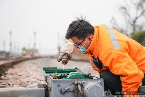 抓紧养护维修“黄金期” 铁路职工“把脉问诊”线路设备 人工智能 抓紧养护维修“黄金期” 铁路职工“把脉问诊”线路设备 抓紧养护维修“黄金期” 铁路职工“把脉问诊”线路设备 人工智能