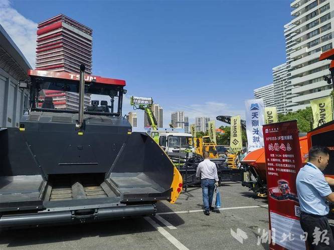 爬索机械人、智能锥桶、3D打印划线……这些公路养护神器亮相武汉 智能科技 爬索机械人、智能锥桶、3D打印划线……这些公路养护神器亮相武汉 爬索机械人、智能锥桶、3D打印划线……这些公路养护神器亮相武汉 智能科技