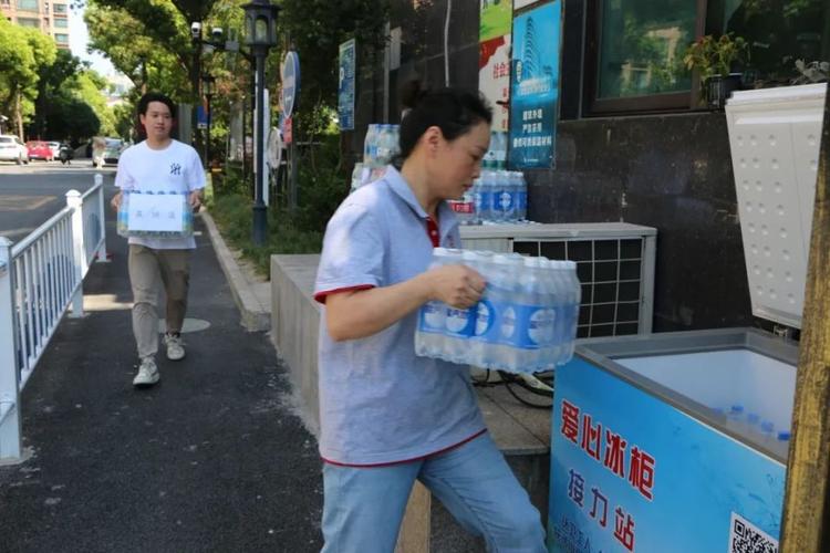 西湖社区“爱心冰柜”走“新”又走“心” 互联通信 西湖社区“爱心冰柜”走“新”又走“心” 西湖社区“爱心冰柜”走“新”又走“心” 互联通信