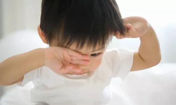 爱眨眼揉眼可能电子产品已经伤了孩子眼睛 智能家居 爱眨眼揉眼可能电子产品已经伤了孩子眼睛 爱眨眼揉眼可能电子产品已经伤了孩子眼睛 智能家居