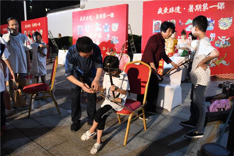 非遗 从“活起来”到“火起来”(倾听·非遗保护新手段(下)) 智能科技 非遗 从“活起来”到“火起来”(倾听·非遗保护新手段(下)) 非遗 从“活起来”到“火起来”(倾听·非遗保护新手段(下)) 智能科技