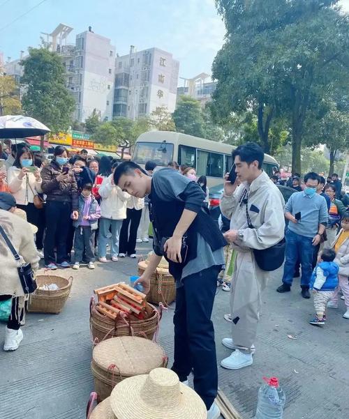 探秘广西老表的美国摆摊背后：文化融合与商业聪慧 探秘广西老表的美国摆摊背后：文化融合与商业聪慧 互联通信