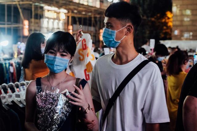 武汉的夜市经济重启了!价廉物美小年轻小情侣们最爱来这里 智能科技 武汉的夜市经济重启了!价廉物美小年轻小情侣们最爱来这里 武汉的夜市经济重启了!价廉物美小年轻小情侣们最爱来这里 智能科技