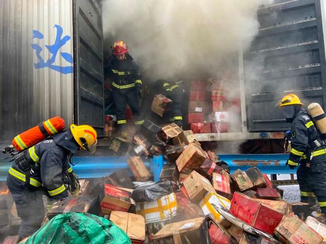 快递货车广昆高速行驶中轮胎爆炸起火 容县消防及时救援 智能科技 快递货车广昆高速行驶中轮胎爆炸起火 容县消防及时救援 快递货车广昆高速行驶中轮胎爆炸起火 容县消防及时救援 智能科技