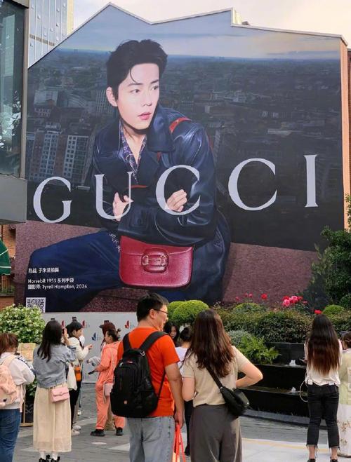 肖战背上Gucci Horsebit马衔链包游米兰帅气灿笑登最新全球广告 肖战背上Gucci Horsebit马衔链包游米兰帅气灿笑登最新全球广告 互联通信