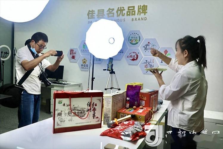 黄河女儿行丨手机化身“新农具” “王家三闺女”直播卖货为家乡代言 黄河女儿行丨手机化身“新农具” “王家三闺女”直播卖货为家乡代言 互联通信