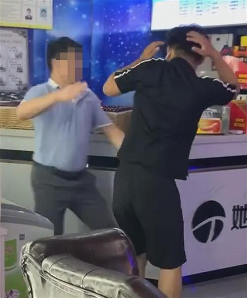 儿子上网8天8夜父母怒砸网吧?老板:只上四五小时被砸电脑已赔 互联通信 儿子上网8天8夜父母怒砸网吧?老板:只上四五小时被砸电脑已赔 儿子上网8天8夜父母怒砸网吧?老板:只上四五小时被砸电脑已赔 互联通信