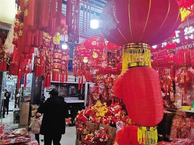 大年夜红灯笼、中国结、电子鞭炮、对联等琳琅满目 春节临近 节庆用品发卖火爆 人工智能 大年夜红灯笼、中国结、电子鞭炮、对联等琳琅满目 春节临近 节庆用品发卖火爆 大年夜红灯笼、中国结、电子鞭炮、对联等琳琅满目 春节临近 节庆用品发卖火爆 人工智能