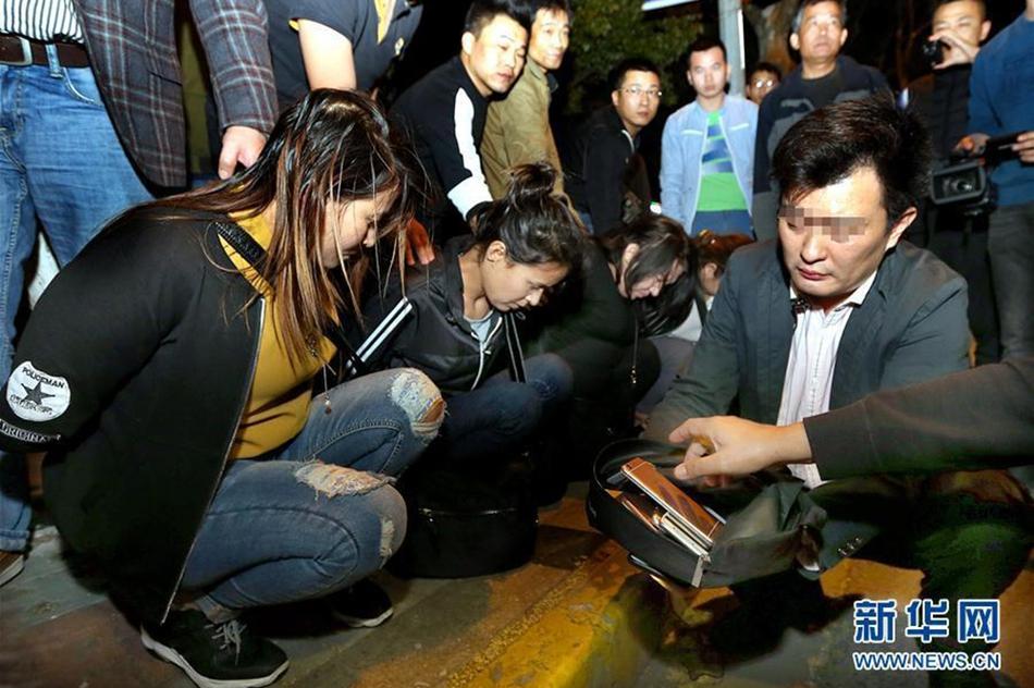 新疆警方捣毁手机偷窃团伙窝点 被盗手机集中发还 智能科技 新疆警方捣毁手机偷窃团伙窝点 被盗手机集中发还 新疆警方捣毁手机偷窃团伙窝点 被盗手机集中发还 智能科技