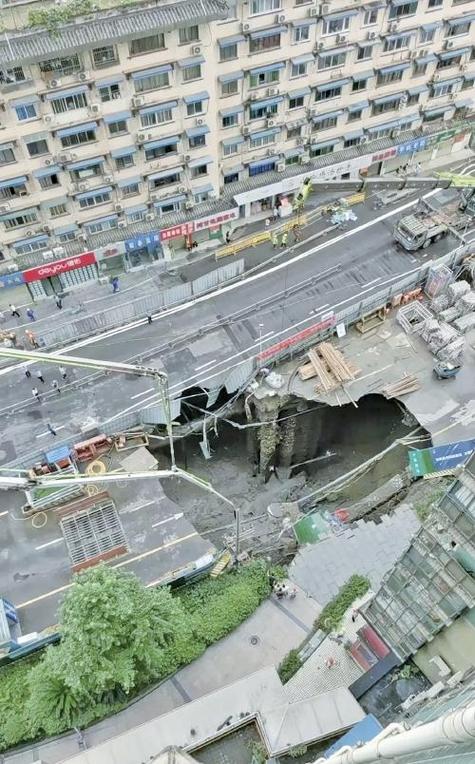 成都地铁13号线施工基坑外自来水管道爆裂路面塌陷无人员受伤 成都地铁13号线施工基坑外自来水管道爆裂路面塌陷无人员受伤 人工智能
