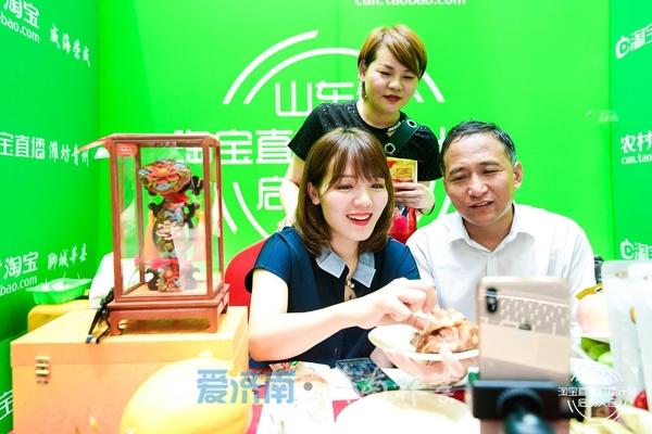 商河副县长陈晓东:对着网友喊“宝宝” 带货能力超“网红” 互联通信 商河副县长陈晓东:对着网友喊“宝宝” 带货能力超“网红” 商河副县长陈晓东:对着网友喊“宝宝” 带货能力超“网红” 互联通信