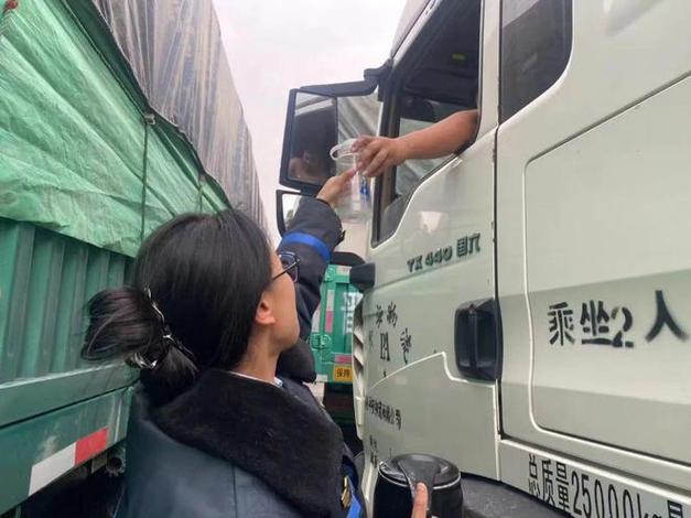 天冷路滑 爱心企业给乌鲁木齐公交车司机送上暖心包 互联通信 天冷路滑 爱心企业给乌鲁木齐公交车司机送上暖心包 天冷路滑 爱心企业给乌鲁木齐公交车司机送上暖心包 互联通信
