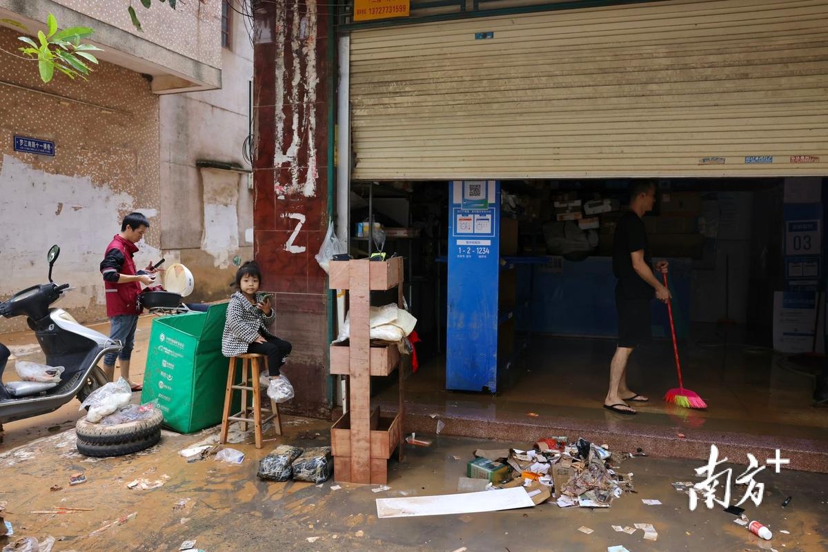 化州市区水浸退去街巷数百家商户清淤泥 化州市区水浸退去街巷数百家商户清淤泥 智能科技