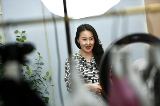她是郑州妈妈装“一姐”如今转型直播带货9个月斩下160多万粉丝 她是郑州妈妈装“一姐”如今转型直播带货9个月斩下160多万粉丝 人工智能