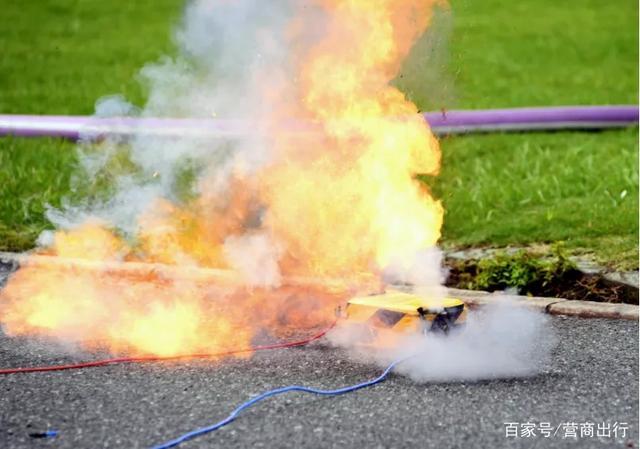 太恐怖!锂电池加热后竟然瞬间爆炸 互联通信 太恐怖!锂电池加热后竟然瞬间爆炸 太恐怖!锂电池加热后竟然瞬间爆炸 互联通信