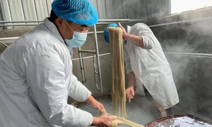 红薯疙瘩变身“金丝线”!襄城县:传统粉条加工焕发生机 人工智能 红薯疙瘩变身“金丝线”!襄城县:传统粉条加工焕发生机 红薯疙瘩变身“金丝线”!襄城县:传统粉条加工焕发生机 人工智能