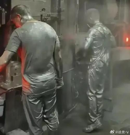 震撼]广东佛山有一名须眉到一家工厂应聘喷漆工作 震撼]广东佛山有一名须眉到一家工厂应聘喷漆工作 智能家居