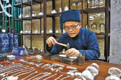 “用心锻造银饰”郴州非遗身手传承人讲述传承故事 互联通信 “用心锻造银饰”郴州非遗身手传承人讲述传承故事 “用心锻造银饰”郴州非遗身手传承人讲述传承故事 互联通信