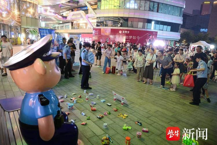 南京“反诈夜市”火爆!穿警服小熊助阵市平易近乐学反诈常识 智能科技 南京“反诈夜市”火爆!穿警服小熊助阵市平易近乐学反诈常识 南京“反诈夜市”火爆!穿警服小熊助阵市平易近乐学反诈常识 智能科技